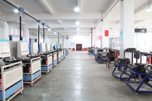 汽车工程学院实训楼内景.jpg 汽车工程学院实训楼内景.jpg